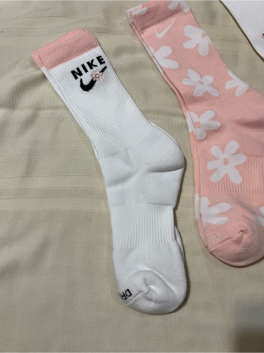 Nike Everyday Plus Dri-FIT Pink & White Floral Crew Sock Trio - Picture 2 of 15